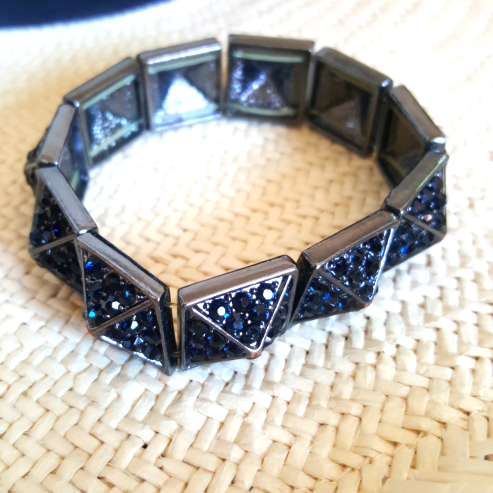 Pyramid hand bracelet with dark blue jewels